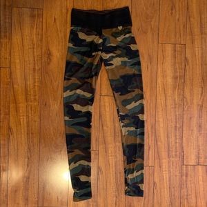 BNWOT Cute Booty Lounge Camo Leggings Size XS